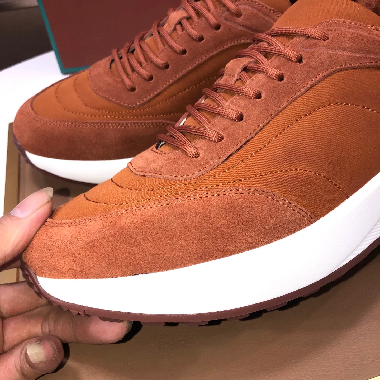 Men's shoes 💰600💰[𝐥𝐨𝐫𝐨 𝐏𝐢𝐚𝐧𝐚] lp classic loafers, an Italian treasure brand, the only brand that can match Hermès! Only after wearing it do we realize that we cannot let down our feet. The upper is imported cashmere, the lining of water-dyed cowhide ➕ the cowhide feet, the official original glass rubber outsole, and the pendant. Exclusive original packaging (tag ➕ brand paper ➕ outer box ➕ hand bag) code number: 38-45